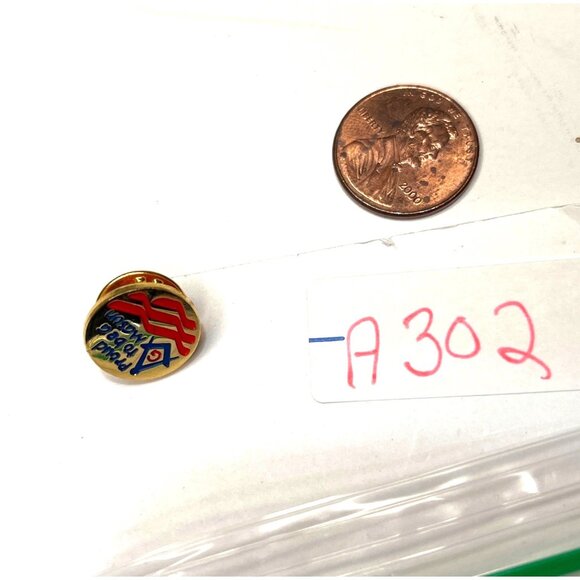 "Proud To Be A Mason" Gold Tone Lapel Pin With Red & Blue Detailing A302 - Picture 5 of 5